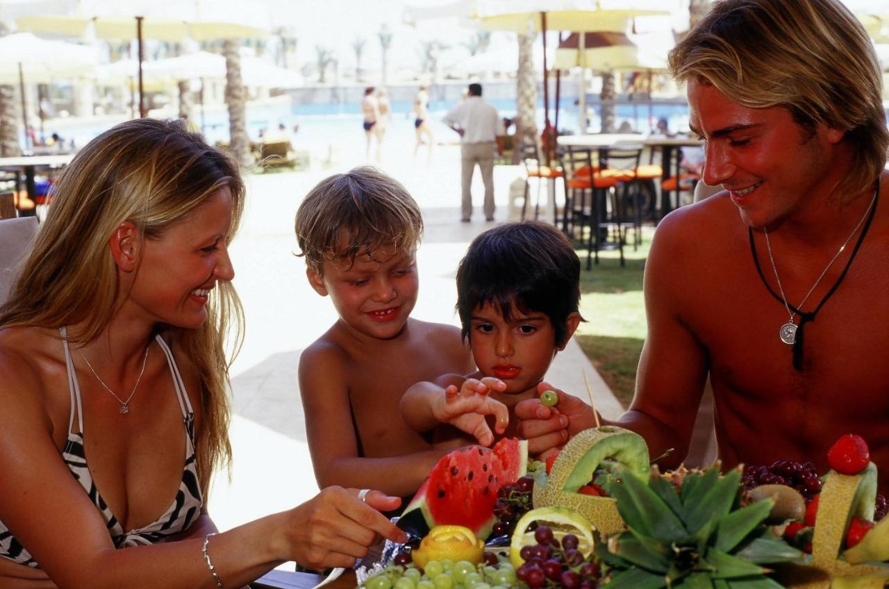 Hotel Sharm Dreams Vacation Club - Aqua Park Exterior foto Family eating fruit
